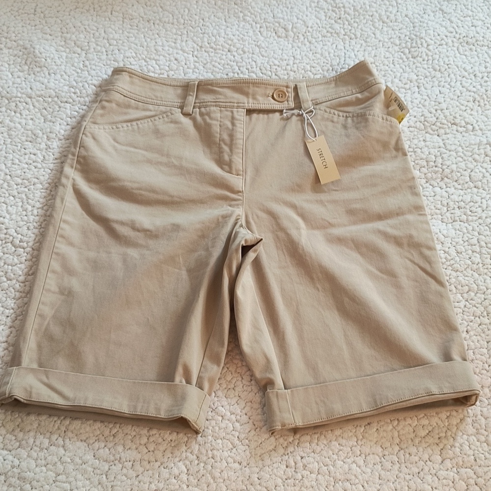 NWT Jones New York Cream Bermuda Shorts Size 4 - Picture 1 of 7